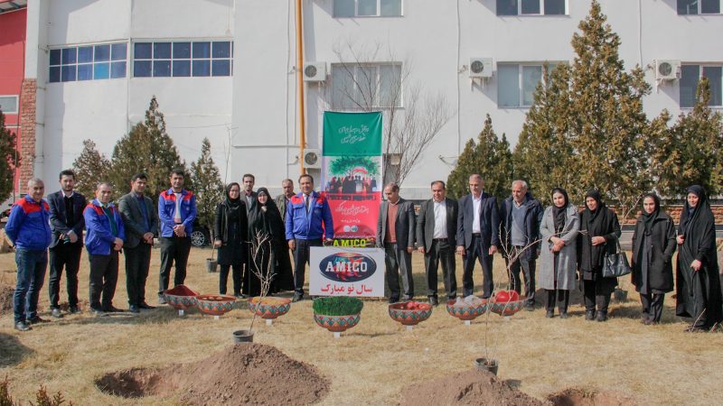 کاشت نهال توسط کارکنان آمیکو در روز درختکاری