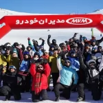 قهرمانان مسابقات اسنوبرد MVM در حال دریافت جوایز